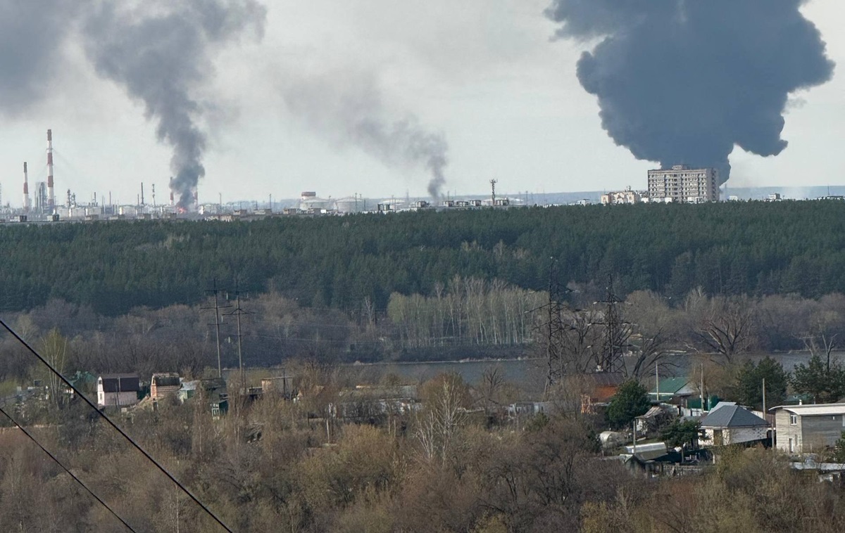 Дрони спричинили пожежу на Сизранському НПЗ в РФ