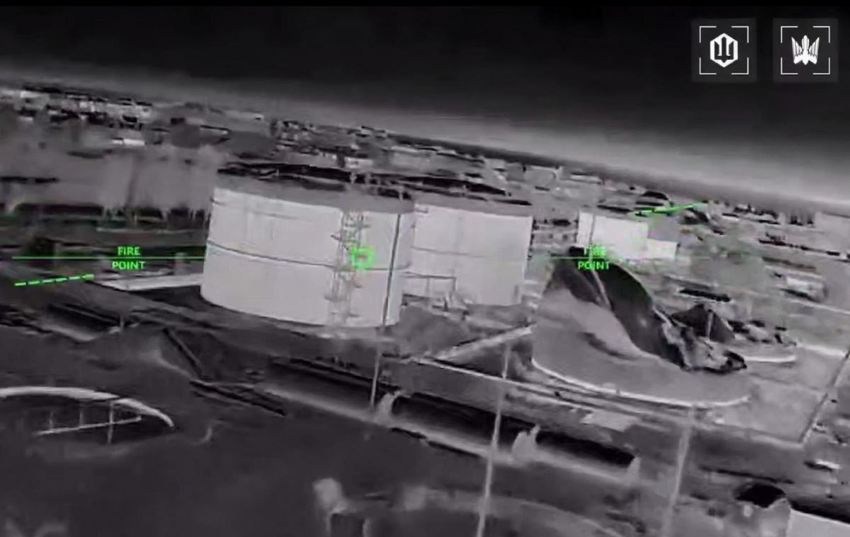 Мадяр показав удари по нафтобазі в Феодосії