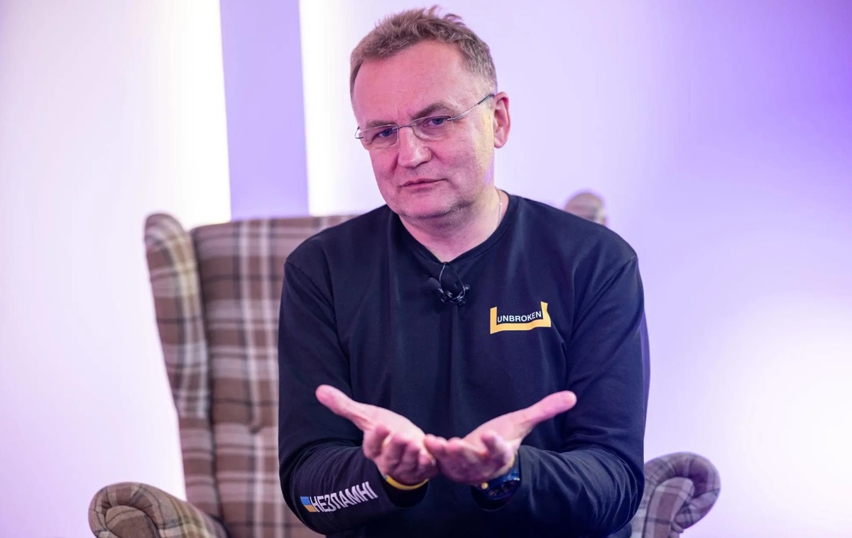 Мер Львова показав зізнався, що носить одні кросівки вже три роки