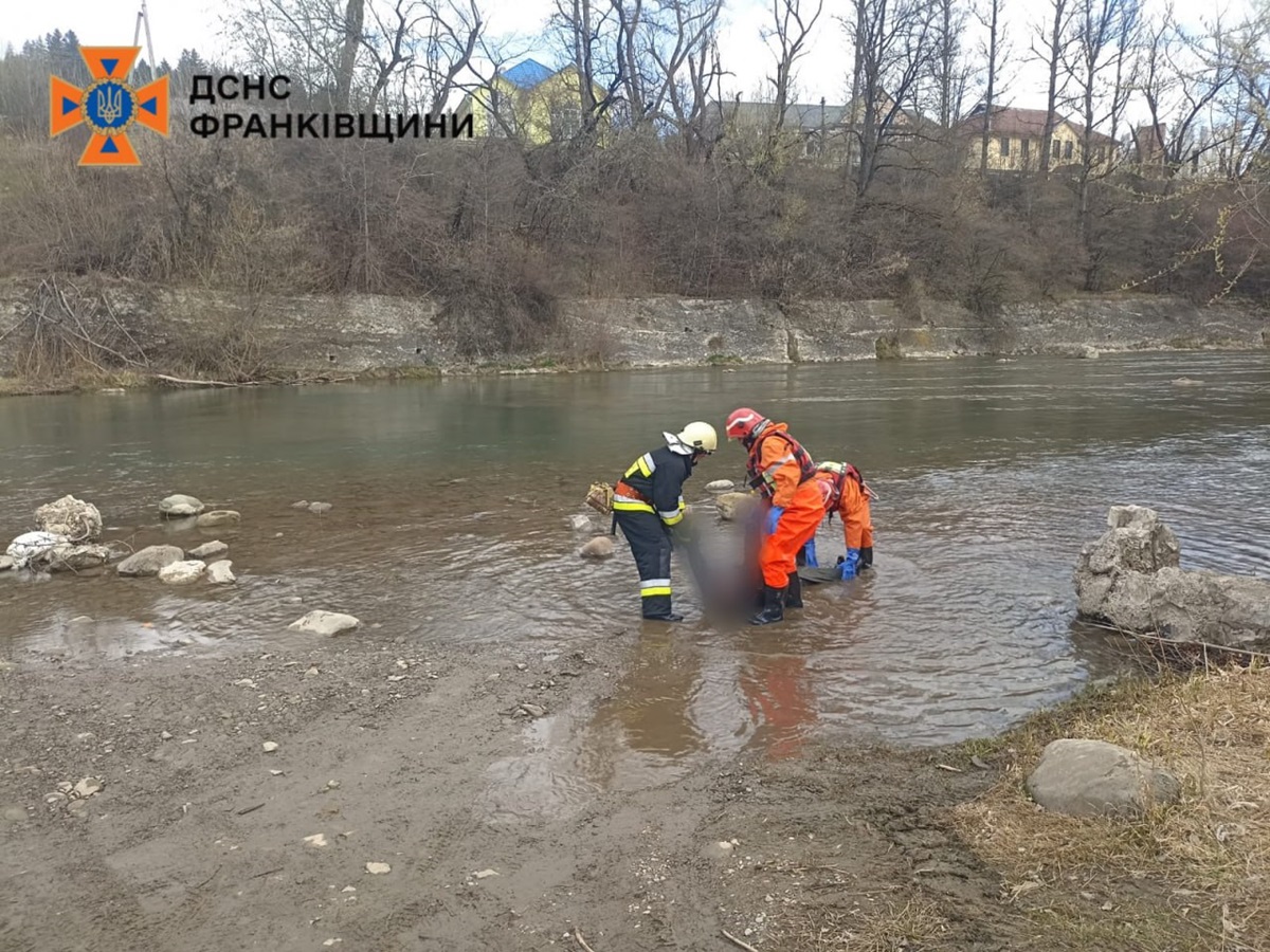 На Київщині та Прикарпатті рятувальники дістали з води потопельників