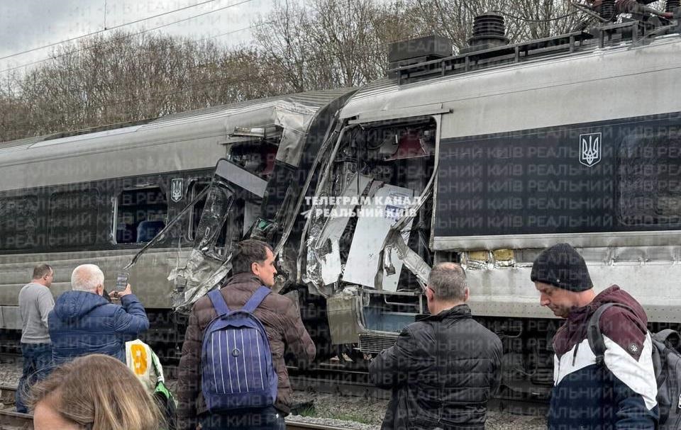 Поїзд Інтерсіті+ потрапив в аварію на Вінниччині