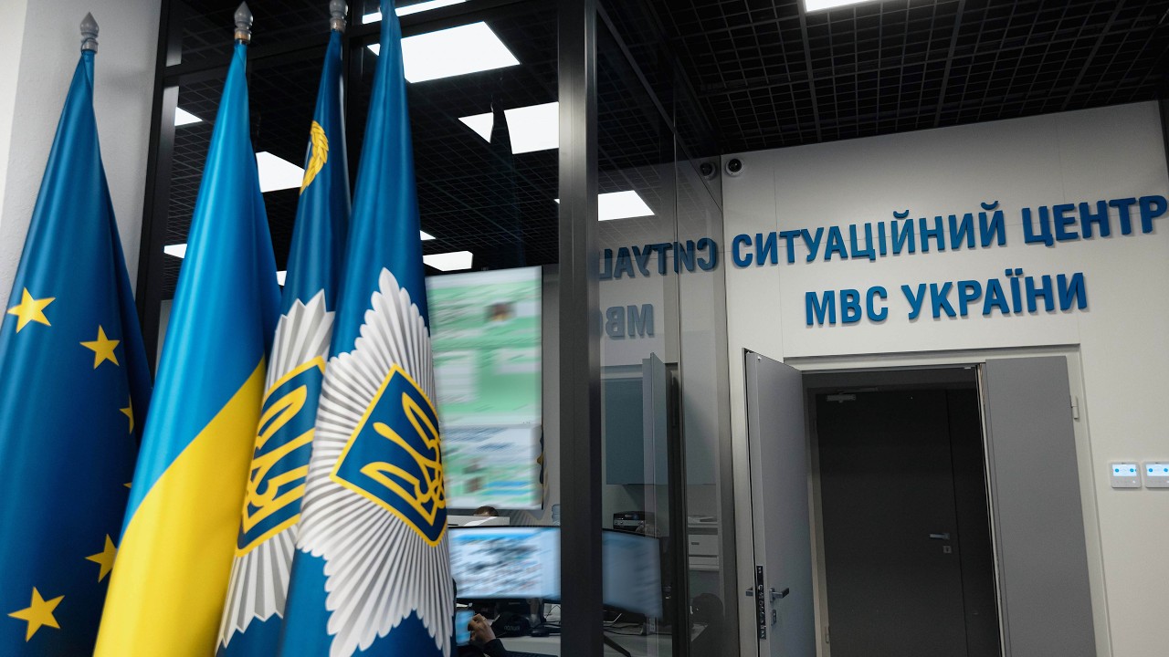 Олена Зеленська відвідала комунікаційний центр Служби 112 та Ситуаційний центр МВС