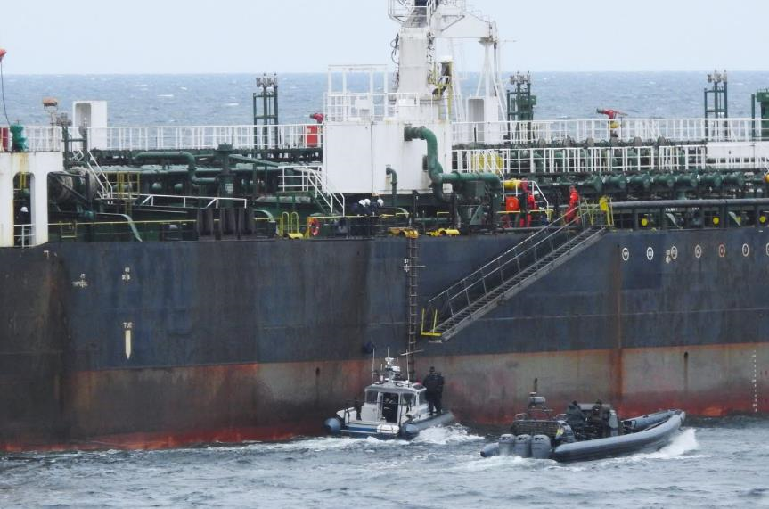 Швеція затримала підсанкційний танкер через розлив нафти