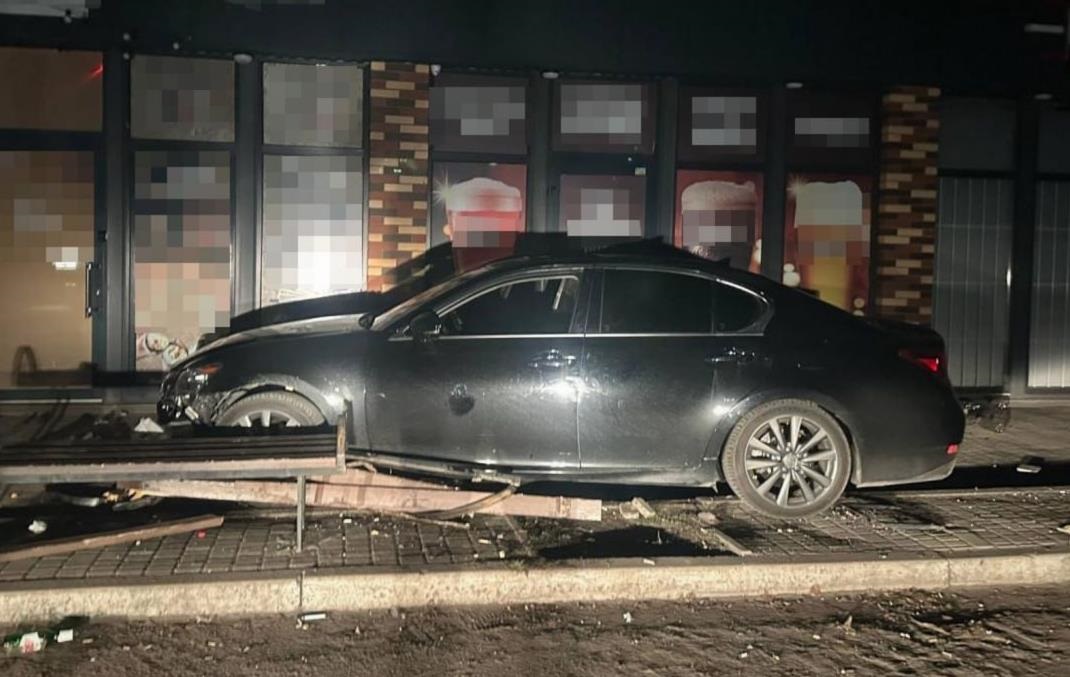 У Павлограді п’яний 21-річний водій на Lexus збив двох дівчат і втік