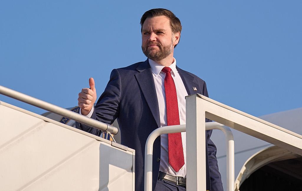 Венс назвав “жартом” нападки Трампа на Папу Римського