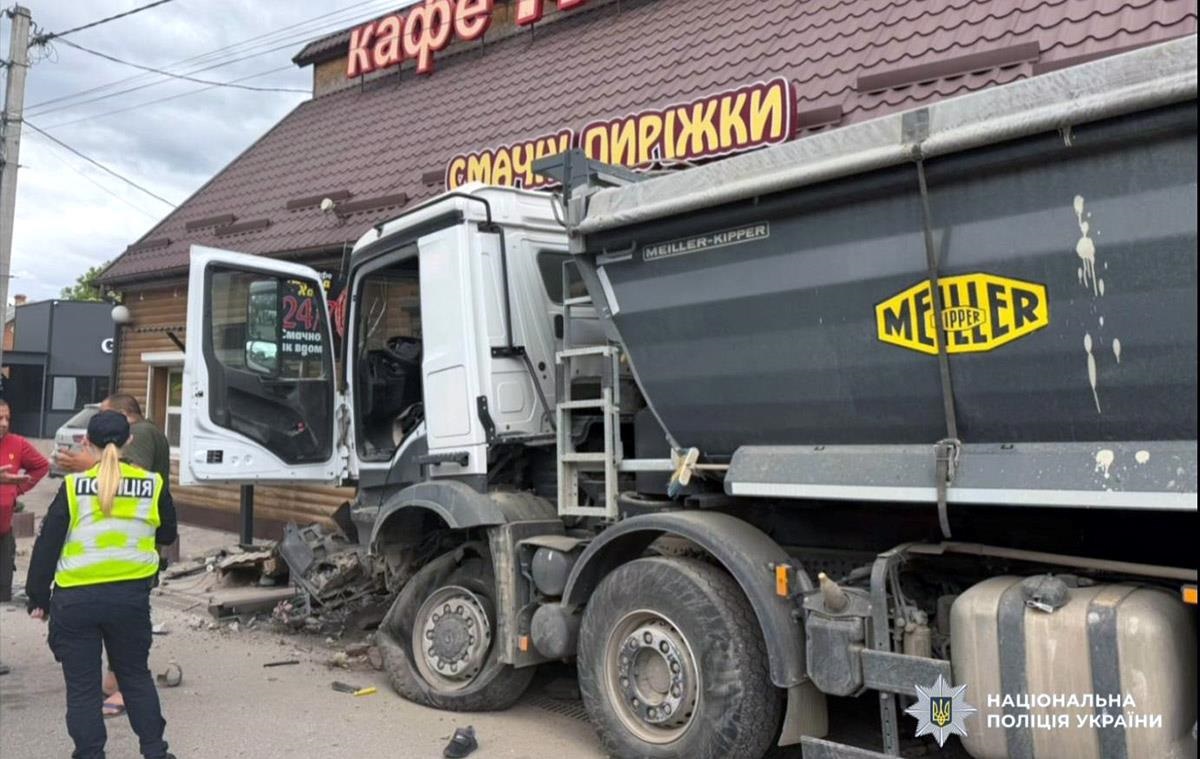 На Хмельниччині вантажівка протаранила автівки і влетіла у кафе