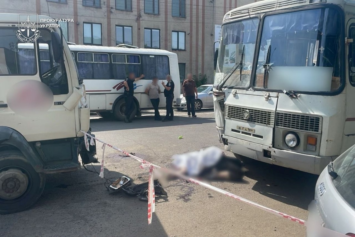 На Закарпатті вантажівка в&rsquo;їхала у людей, які виходили з автобуса