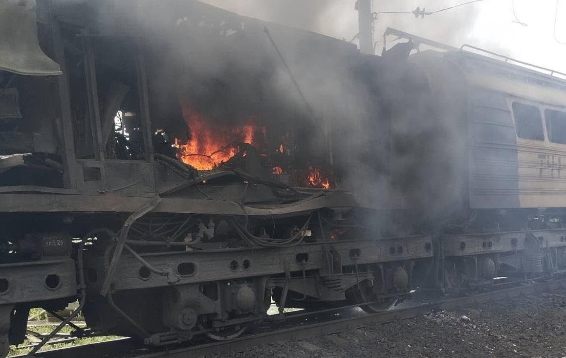 У Запоріжжі дрон РФ влучив в електровоз Укрзалізниці