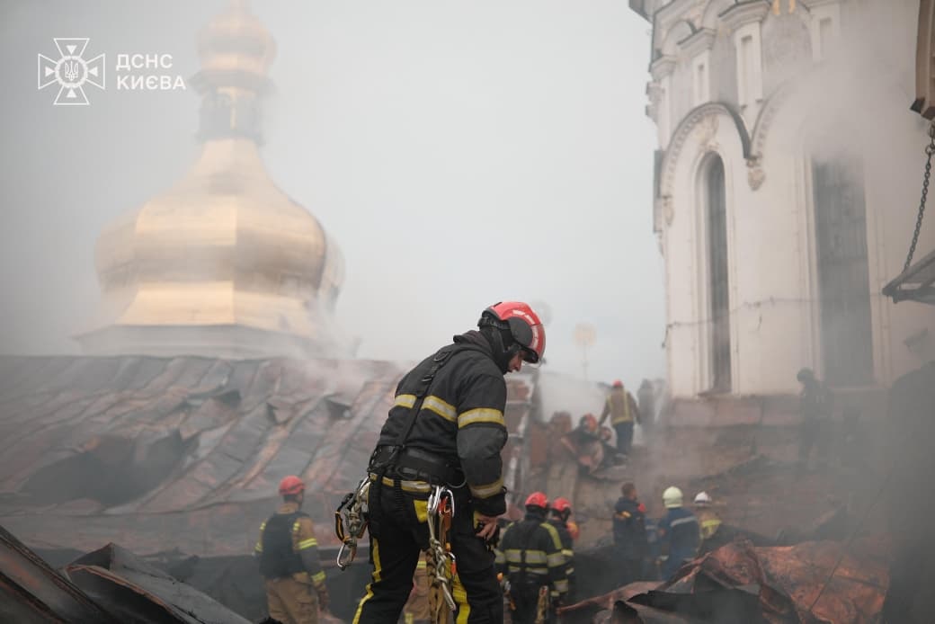 Зеленський різко відреагував на удар РФ по Лаврі